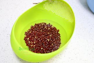 红豆清洗干净之后倒入压力锅，焖20分钟，然后捞出沥干水。这个时候的非常软绵。这个步骤不能少，否则做的芭蕉糍里面的豆子不熟。