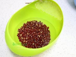 红豆清洗干净之后倒入压力锅，焖20分钟，然后捞出沥干水。这个时候的非常软绵。这个步骤不能少，否则做的芭蕉糍里面的豆子不熟。