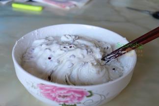 锅里倒入水，放入白砂糖，煮沸并且用筷子搅拌至白砂糖容易。倒入糯米粉搅拌均匀。