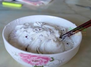 锅里倒入水，放入白砂糖，煮沸并且用筷子搅拌至白砂糖容易。倒入糯米粉搅拌均匀。