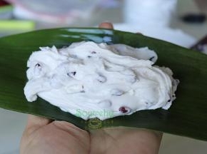粽叶取3片并排好，用勺子，把米浆放入粽叶上，然后左右，前后折叠，用绳子捆绑结实。不能有漏米浆的痕迹。