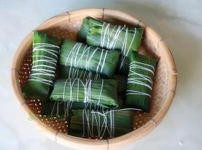 包裹好的蕉叶糍就是这个样子，可以用剪刀把多余的叶子、绳子剪掉。放入篮子，可以沥干水。