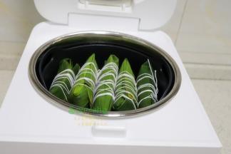 包的蕉叶糍，放入蒸格，倒入适量的水，隔水蒸。我用的电饭锅哈，可以蒸，方便快捷，更省事。