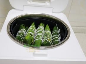 包的蕉叶糍，放入蒸格，倒入适量的水，隔水蒸。我用的电饭锅哈，可以蒸，方便快捷，更省事。