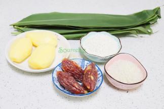 食材：糯米饭、大米、腊肠、土豆、盐、油、香葱。还有粽叶或芭蕉叶、荷叶。其中加土豆丝因为孩子喜欢吃土豆，加土豆，孩子更喜欢吃。全糯米，会比较软，需要加少许普通的大米，比例为2:1，就是100克的糯米，50克大米。腊肠用的是广式腊肠，有淡淡的甜味，肥瘦相间，油而不腻。