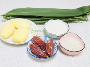 食材：糯米饭、大米、腊肠、土豆、盐、油、香葱。还有粽叶或芭蕉叶、荷叶。其中加土豆丝因为孩子喜欢吃土豆，加土豆，孩子更喜欢吃。全糯米，会比较软，需要加少许普通的大米，比例为2:1，就是100克的糯米，50克大米。腊肠用的是广式腊肠，有淡淡的甜味，肥瘦相间，油而不腻。