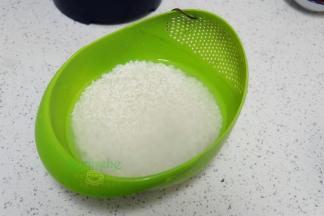 糯米、大米混合清洗干净之后，浸泡10分钟，因为是夏天，天气热，不需要浸泡太久哈。