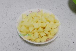 土豆去皮，清洗干净，切小方块，然后用水浸泡捞出，沥干水。土豆也可以换成芋头、胡萝卜等，孩子、加入时候吃的蔬菜。