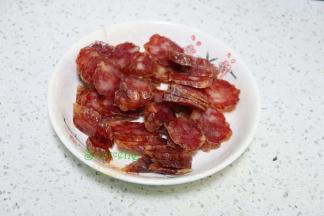 腊肠清洗干净之后，切薄片，我家做糯米粉喜欢多放点腊肠，有时候还会加腊肉，这样的糯米饭会特别香。