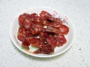 腊肠清洗干净之后，切薄片，我家做糯米粉喜欢多放点腊肠，有时候还会加腊肉，这样的糯米饭会特别香。