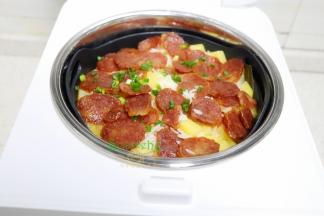 煮好的腊肠糯米饭，会自动保温，然后焖5至10分钟开盖之后，可以放点香葱、少许酱油，格外美味。