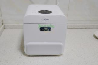 把蒸笼放入电饭锅，倒入适量的水，煮饭键。用的电饭锅自带蒸笼的，米汤分离，少糖又健康，糯米香软，老小爱吃。时间大约22分钟。