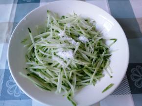 青瓜用擦丝器刨成细丝，加1小勺盐腌渍10分钟，去掉那个青涩味。不介意的这一步可以省略。