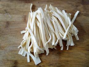 豆皮切成丝。我切得宽了点，再细一点更入味。