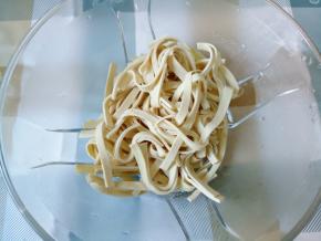 焯好水的豆皮捞起，装入大碗中。