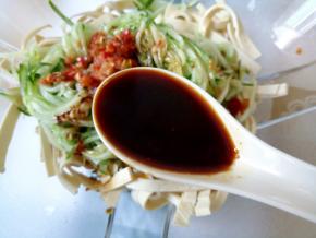 加入3汤匙生抽。