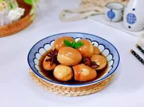 也可以把皮剥掉，泡在汤汁里。