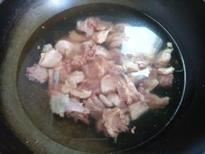 另一边同时将剁好的鸭块冷水入锅开始焯水。
