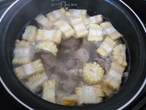 将鸭块捞起，热水冲洗干净，放入电饭锅中，继续煮汤。