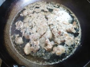 水开后转小火，煮到白沫不再明显增加。