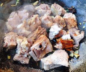 放入排骨同时放入调味料一品鲜酱油、蚝油、糖、料酒腐乳汁大火炒匀变色