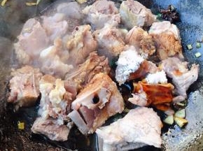 放入排骨同时放入调味料一品鲜酱油、蚝油、糖、料酒腐乳汁大火炒匀变色