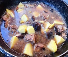 排骨炖制六成熟放入土豆和香菇一起大火炖十分钟