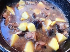 排骨炖制六成熟放入土豆和香菇一起大火炖十分钟
