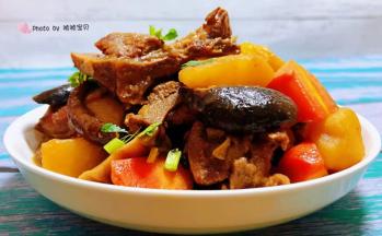 营养丰富的腐乳排骨炖时蔬装入盘中就大功告成了