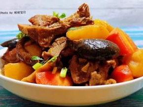 营养丰富的腐乳排骨炖时蔬装入盘中就大功告成了