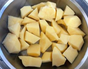 土豆切块在清水中浸泡一会儿洗净胡萝卜也同样这样做