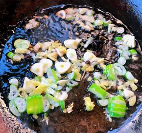 锅中倒入底油加热放入八角花椒葱姜蒜爆香