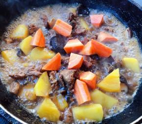 放入胡萝卜改中火炖十分钟