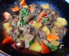 炖至汤汁浓稠的放入味精撒上香菜提鲜即可出锅享用