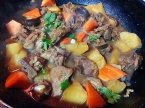 炖至汤汁浓稠的放入味精撒上香菜提鲜即可出锅享用