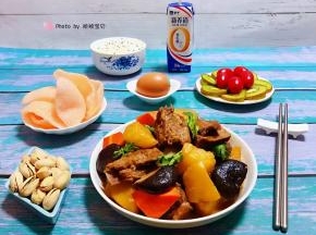 营养丰富的腐乳排骨炖时蔬也是宴客的拿手大餐噢