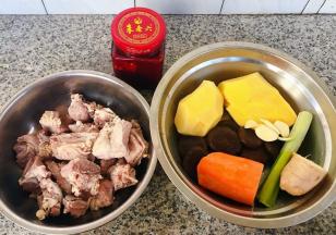 准备原材料排骨洗净放入开水中焯水去除杂质和油脂后立即放入冷水中过凉沥干水份，土豆、胡萝卜去皮，香菇焯水断生后放入冷水中过凉沥干水份，葱姜蒜备用