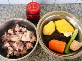 准备原材料排骨洗净放入开水中焯水去除杂质和油脂后立即放入冷水中过凉沥干水份，土豆、胡萝卜去皮，香菇焯水断生后放入冷水中过凉沥干水份，葱姜蒜备用