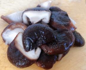 香菇以为比较大就片开这样更易入味