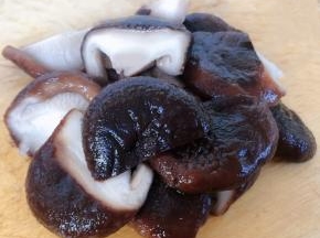 香菇以为比较大就片开这样更易入味
