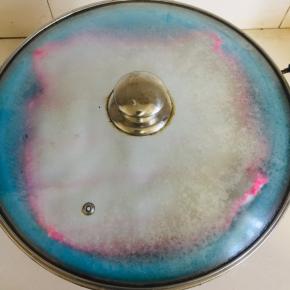 放在38度左右的地方，发酵两到三天！（天冷的地方，可以放在泡沫箱里，被子里，稻草里保暖，不要密封，黄豆发酵需要氧气！）