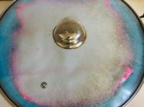 放在38度左右的地方，发酵两到三天！（天冷的地方，可以放在泡沫箱里，被子里，稻草里保暖，不要密封，黄豆发酵需要氧气！）