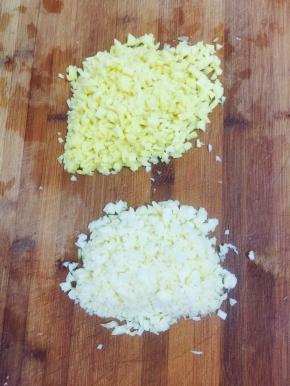 生姜削皮洗净切成末，蒜瓣拍碎切成末备用！