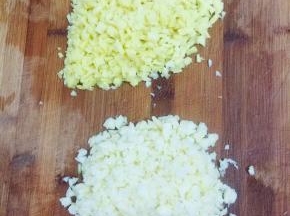 生姜削皮洗净切成末，蒜瓣拍碎切成末备用！