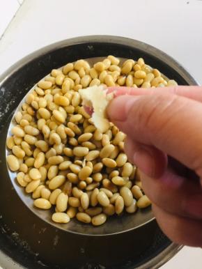 煮好的豆子可以轻松捏碎，就可以了！