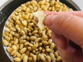 煮好的豆子可以轻松捏碎，就可以了！