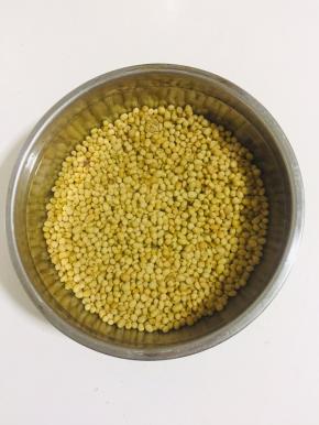 挑选好的豆子清洗干净，加入适量的清水浸泡一夜！