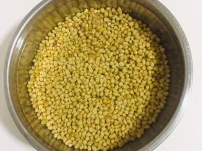 挑选好的豆子清洗干净，加入适量的清水浸泡一夜！