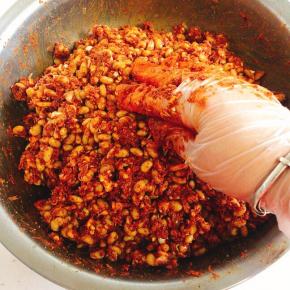 戴上硅胶手套，充分抓拌均匀就可以开吃啦！不过在发酵一段时间会更好吃！（一定要记得戴手套哦，要不然太辣，手会很疼的！）