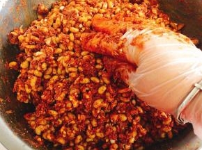 戴上硅胶手套，充分抓拌均匀就可以开吃啦！不过在发酵一段时间会更好吃！（一定要记得戴手套哦，要不然太辣，手会很疼的！）